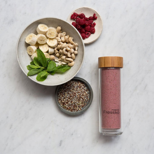 Chia and raspberry smoothies in Fressko glass flask
